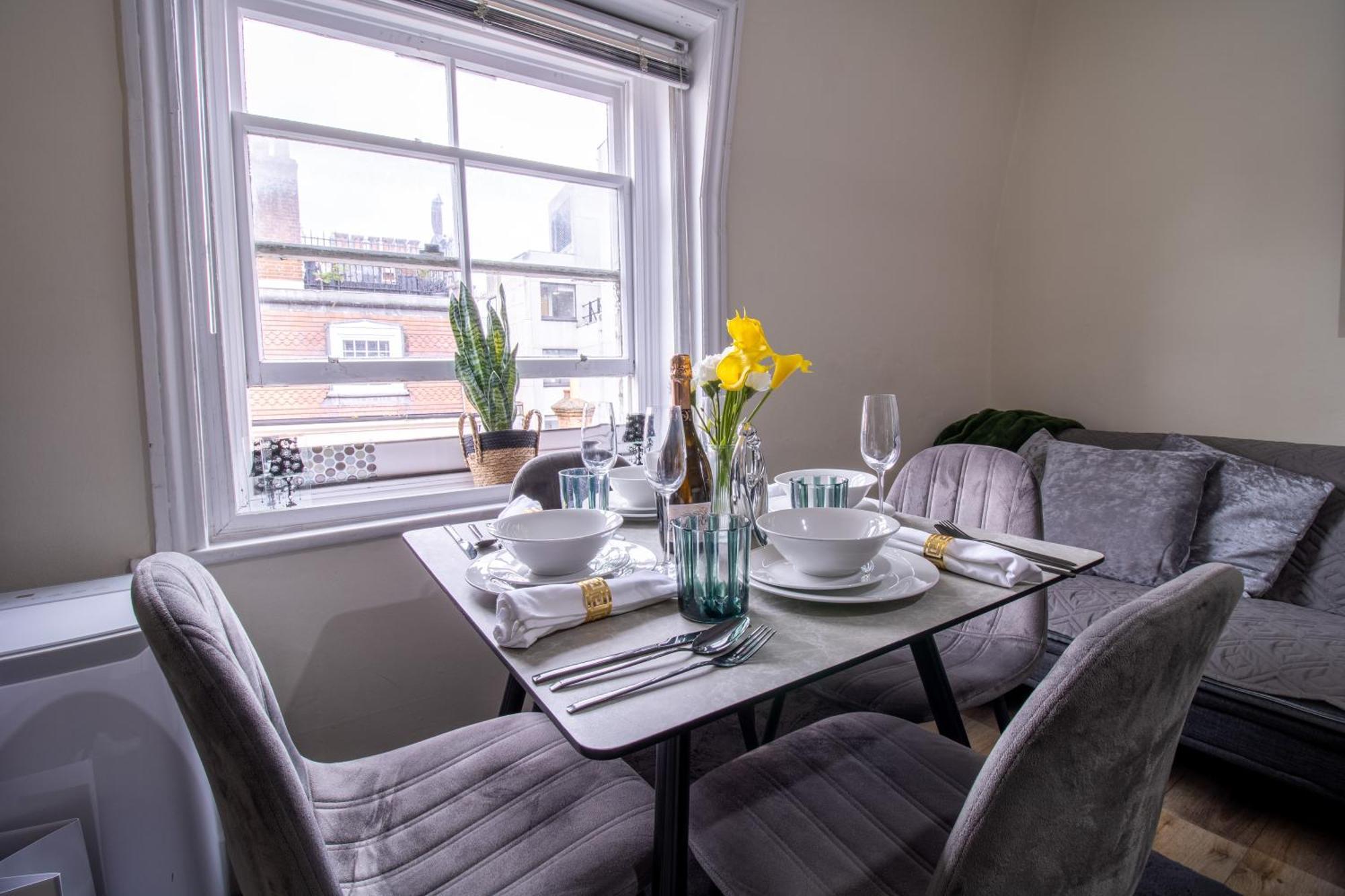 Cosy 2-Bedroom Apartment In Mayfair 8Cb - 4Th Floor No Elevator Londra Esterno foto
